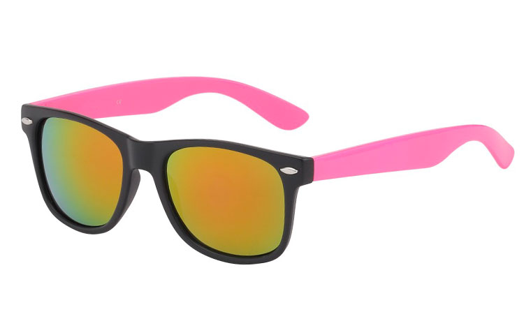 Wayfarer met roze montuur en multicolor glas